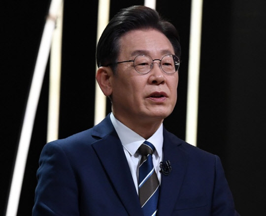 이재명 더불어민주당 대선 후보가 3일 오후 서울 여의도 KBS 공개홀에서 열린 방송 3사 합동 초청 '2022 대선후보 토론'에 앞서 준비를 하고 있다. <연합뉴스>